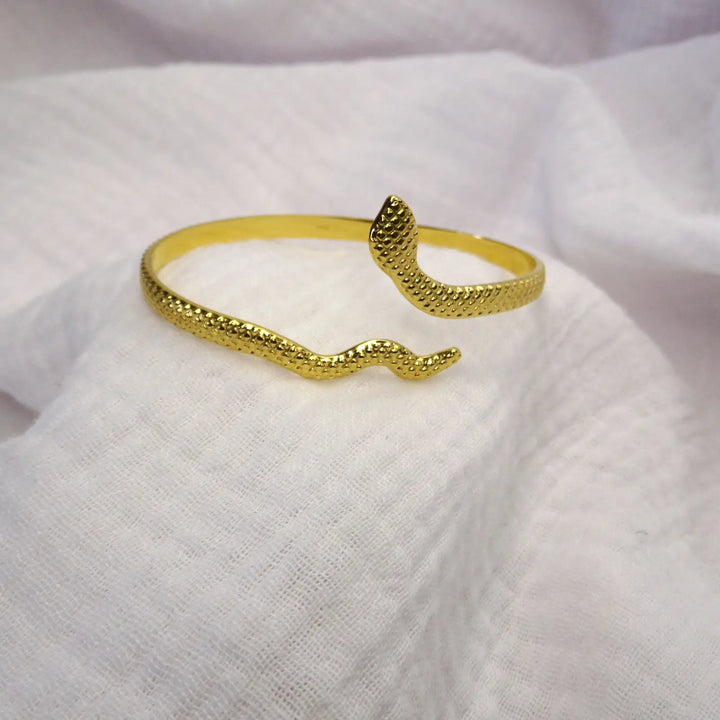 AMELIA GOLDEN BANGLE BRACELET