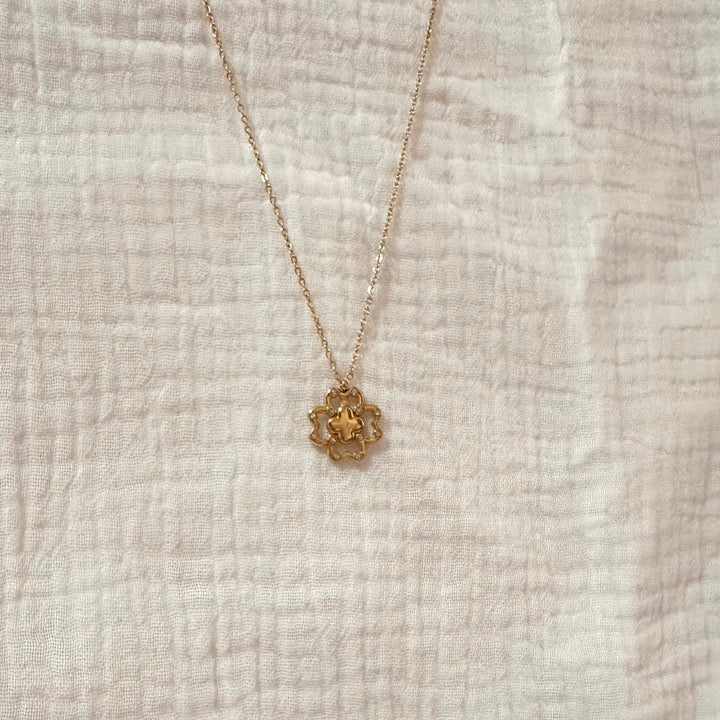 GOLD FLOWER NECKLACE-CRYSTALS PETALS| LA MAISON ANGELIQUE