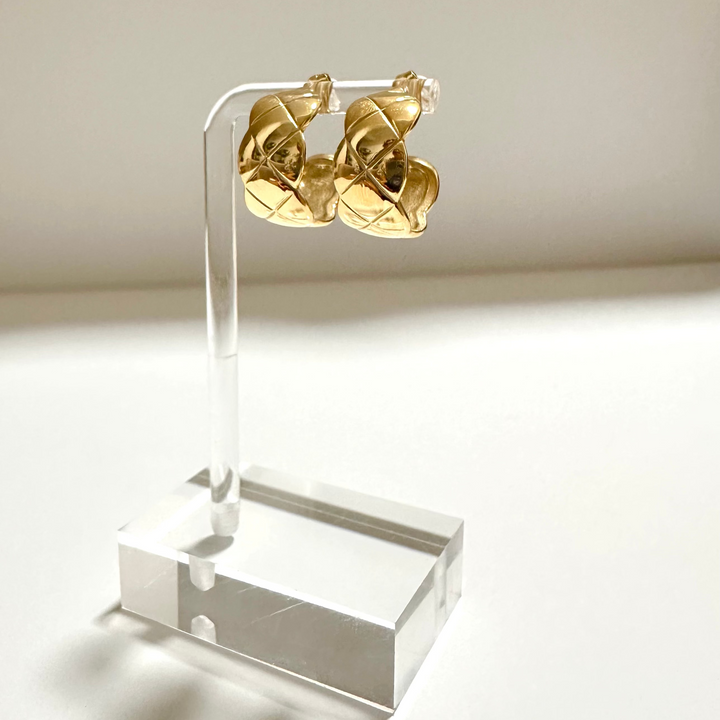 QUILTED GOLD HOOP EARRINGS – STAINLESS STEEL  – TIMELESS STYLE