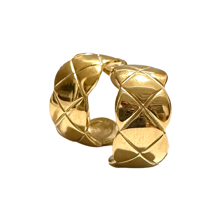 QUILTED GOLD HOOP EARRINGS – STAINLESS STEEL  – TIMELESS STYLE